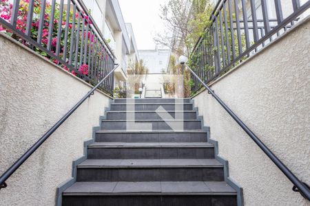 Casa de condomínio à venda com 80m², 2 quartos e 1 vagaEscada área comum 