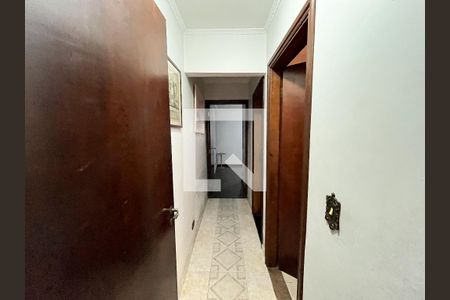 Casa à venda com 252m², 7 quartos e 3 vagas Casa à venda com 252m², 7 quartos e 3 vagasCorredor