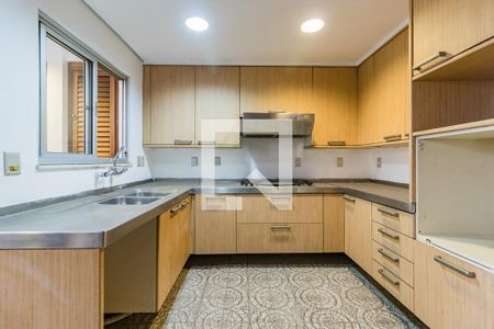 Casa à venda com 278m², 4 quartos e 4 vagas