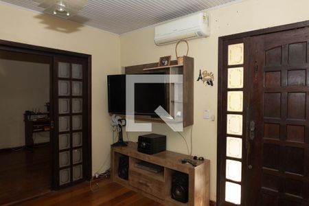 Sala de casa à venda com 3 quartos, 197m² em Santa Maria Goretti, Porto Alegre