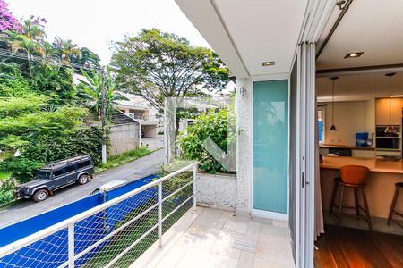 Casa à venda com 504m², 3 quartos e 6 vagasSacada da Sala de Jantar