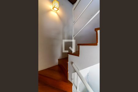 Casa à venda com 504m², 3 quartos e 6 vagasEscada Para o Piso Superior da  Edícula