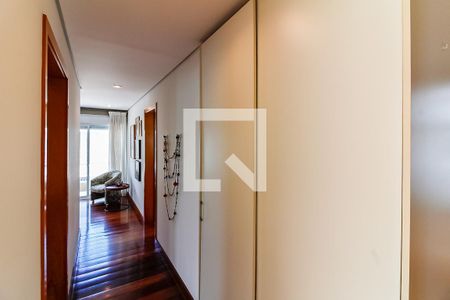 Casa à venda com 504m², 3 quartos e 6 vagasCorredor da Suíte Master