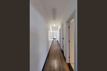 Casa para alugar com 298m², 3 quartos e 8 vagas Casa para alugar com 298m², 3 quartos e 8 vagasCorredor