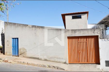 Casa à venda com 340m², 2 quartos e 5 vagas Casa à venda com 340m², 2 quartos e 5 vagasFachada casa