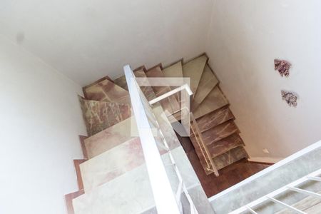 Casa à venda com 185m², 3 quartos e 2 vagas Casa à venda com 185m², 3 quartos e 2 vagasEscada