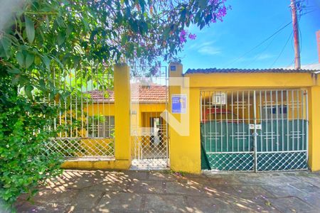 Casa à venda com 220m², 4 quartos e 1 vaga Casa à venda com 220m², 4 quartos e 1 vagaFachada