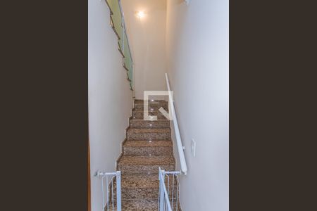 Casa à venda com 214m², 4 quartos e 3 vagas Casa à venda com 214m², 4 quartos e 3 vagasEscada