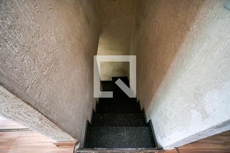 Casa à venda com 59m², 3 quartos e 2 vagas Casa à venda com 59m², 3 quartos e 2 vagasEscada