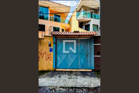 Casa à venda com 190m², 3 quartos e 4 vagas Casa à venda com 190m², 3 quartos e 4 vagasFachada com Plaquinha