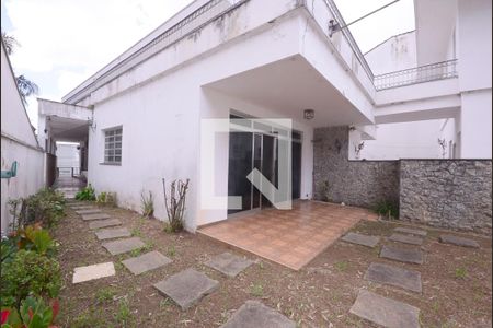 Casa para alugar com 609m², 5 quartos e 6 vagas Casa para alugar com 609m², 5 quartos e 6 vagasQuintal