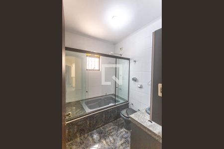 Casa à venda com 324m², 4 quartos e 5 vagas Casa à venda com 324m², 4 quartos e 5 vagasBanheiro social