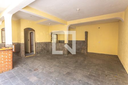 Casa à venda com 324m², 4 quartos e 5 vagas Casa à venda com 324m², 4 quartos e 5 vagasQuintal