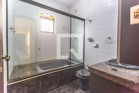 Casa à venda com 324m², 4 quartos e 5 vagas Casa à venda com 324m², 4 quartos e 5 vagasBanheiro social