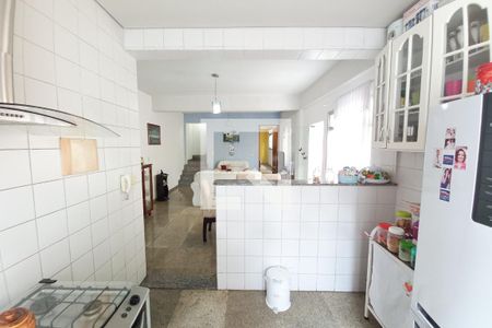 Casa à venda com 167m², 4 quartos e 2 vagas Casa à venda com 167m², 4 quartos e 2 vagasCozinha