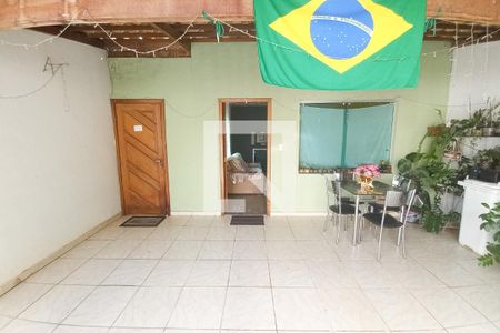 Casa à venda com 167m², 4 quartos e 2 vagas Casa à venda com 167m², 4 quartos e 2 vagasFachada