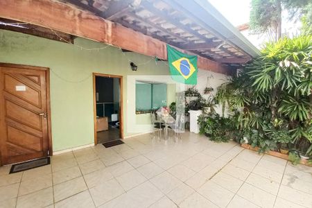 Casa à venda com 167m², 4 quartos e 2 vagas Casa à venda com 167m², 4 quartos e 2 vagasFachada