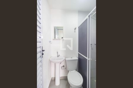 Banheiro de kitnet/studio para alugar com 1 quarto, 15m² em Rio Pequeno, São Paulo