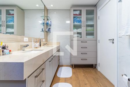 Casa de condomínio à venda com 316m², 4 quartos e 3 vagasBanheiro da Suíte 2