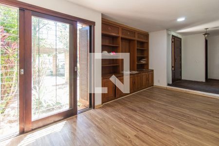 Sala de casa à venda com 3 quartos, 150m² em Vila Nova, Porto Alegre