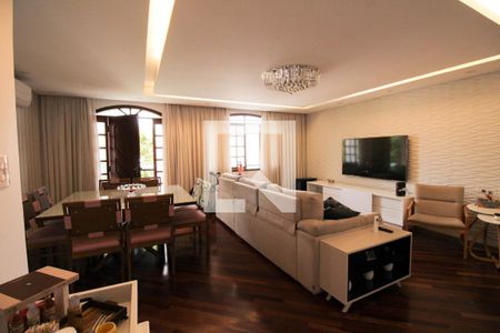 Casa à venda com 240m², 3 quartos e 2 vagas Casa à venda com 240m², 3 quartos e 2 vagasSala