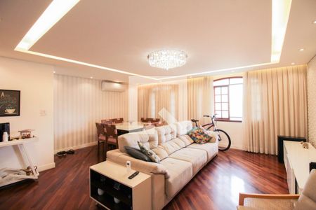 Casa à venda com 240m², 3 quartos e 2 vagas Casa à venda com 240m², 3 quartos e 2 vagasSala