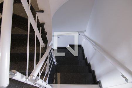 Casa à venda com 115m², 3 quartos e 2 vagasEscada