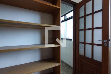 Apartamento à venda com 124m², 3 quartos e 2 vagas Apartamento à venda com 124m², 3 quartos e 2 vagasQuarto de Serviço