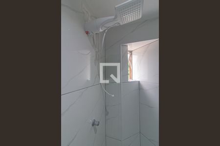 Banheiro de kitnet/studio para alugar com 1 quarto, 38m² em Centro Cívico, Curitiba