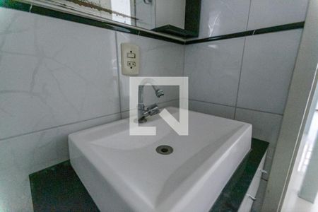 Banheiro de casa de condomínio à venda com 2 quartos, 65m² em Vila Nova, Porto Alegre