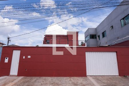 Casa à venda com 104m², 4 quartos e 2 vagasFachada