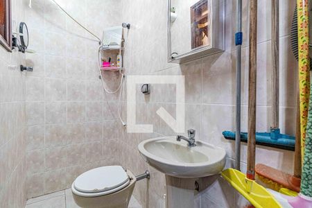 Casa à venda com 198m², 3 quartos e 4 vagas Casa à venda com 198m², 3 quartos e 4 vagasQuarto fundos - Banheiro