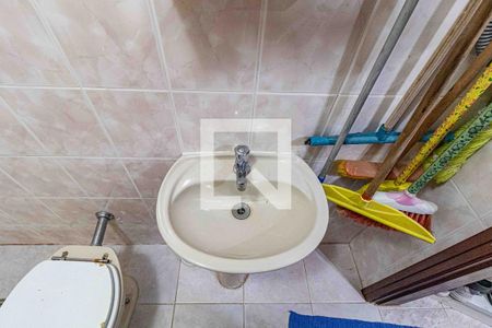 Casa à venda com 198m², 3 quartos e 4 vagas Casa à venda com 198m², 3 quartos e 4 vagasQuarto fundos - Banheiro