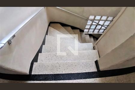 Apartamento à venda com 73m², 2 quartos e sem vagaEscada