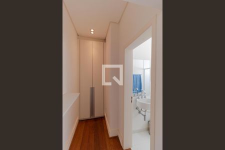 Casa de condomínio à venda com 690m², 4 quartos e 3 vagasSuíte 04 - Armário