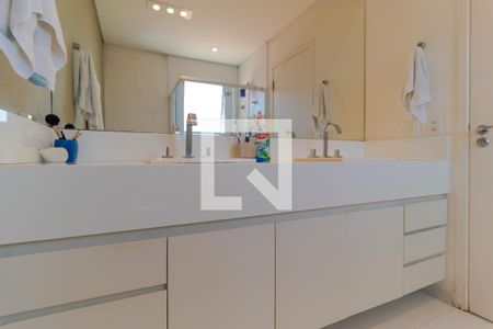 Casa de condomínio à venda com 690m², 4 quartos e 3 vagasBanheiro da Suíte 01