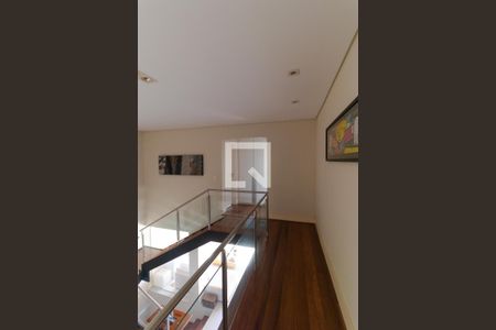 Casa de condomínio à venda com 690m², 4 quartos e 3 vagasCorredor