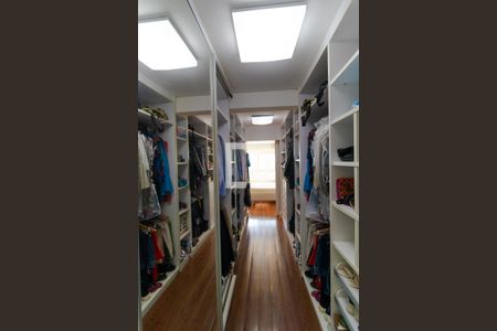 Casa de condomínio à venda com 690m², 4 quartos e 3 vagasCloset da Suíte 01