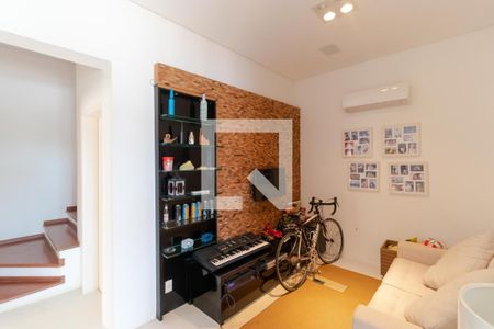 Sala de TV  de casa de condomínio à venda com 4 quartos, 690m² em Loteamento Caminhos de São Conrado (sousas), Campinas