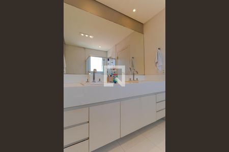 Casa de condomínio à venda com 690m², 4 quartos e 3 vagasBanheiro da Suíte 01