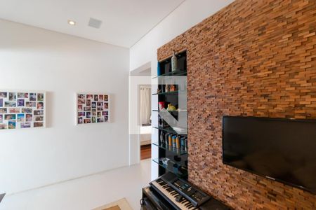 Sala de TV  de casa de condomínio à venda com 4 quartos, 690m² em Loteamento Caminhos de São Conrado (sousas), Campinas