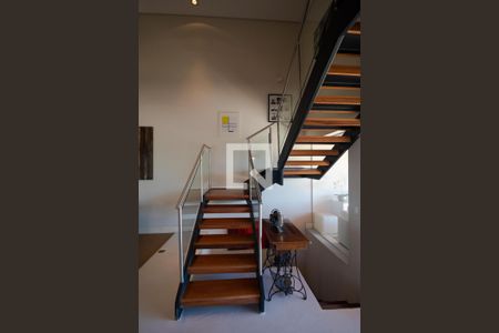 Casa de condomínio à venda com 690m², 4 quartos e 3 vagasEscada