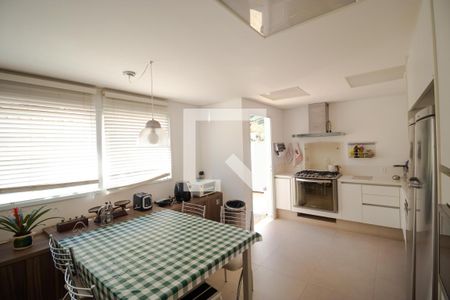 Casa de condomínio à venda com 690m², 4 quartos e 3 vagasCozinha