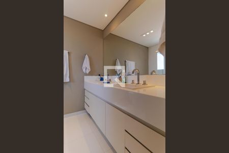 Casa de condomínio à venda com 690m², 4 quartos e 3 vagasBanheiro da Suíte 01