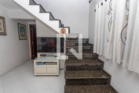 Escada da sala  de casa à venda com 3 quartos, 198m² em Taboão, Diadema