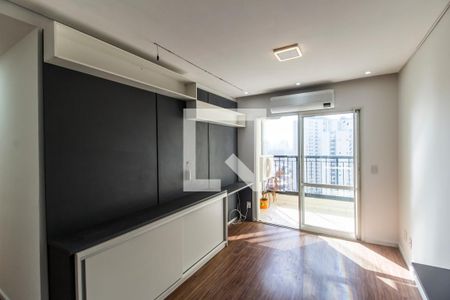 Sala de TV de apartamento à venda com 2 quartos, 68m² em Jardim Tupanci, Barueri