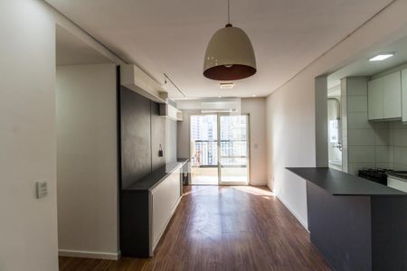 Sala de TV de apartamento à venda com 2 quartos, 68m² em Jardim Tupanci, Barueri
