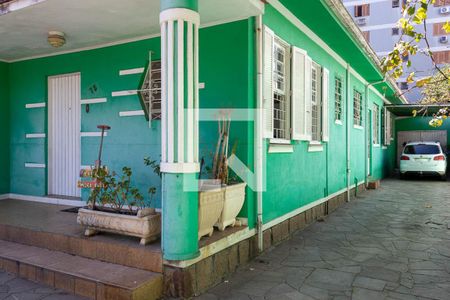 Casa à venda com 180m², 4 quartos e 2 vagas Casa à venda com 180m², 4 quartos e 2 vagasLateral da casa