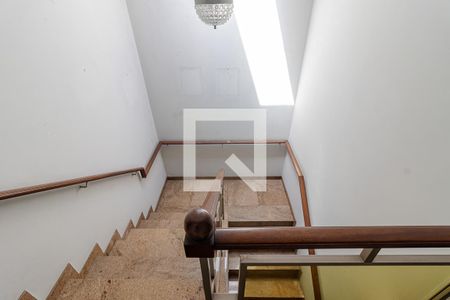 Casa à venda com 295m², 4 quartos e 5 vagasEscadas