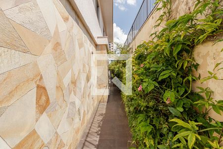 Casa à venda com 295m², 4 quartos e 5 vagasCorredor Lateral